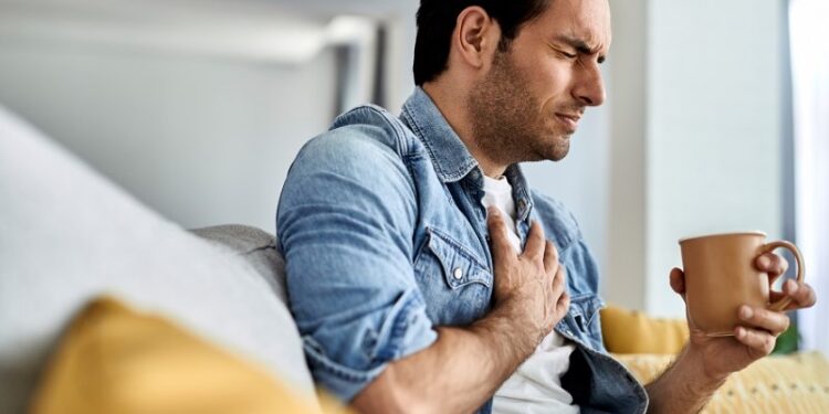 Estrés emocional y excesos navideños elevan riesgo de eventos cardiovasculares, advierten especialistas