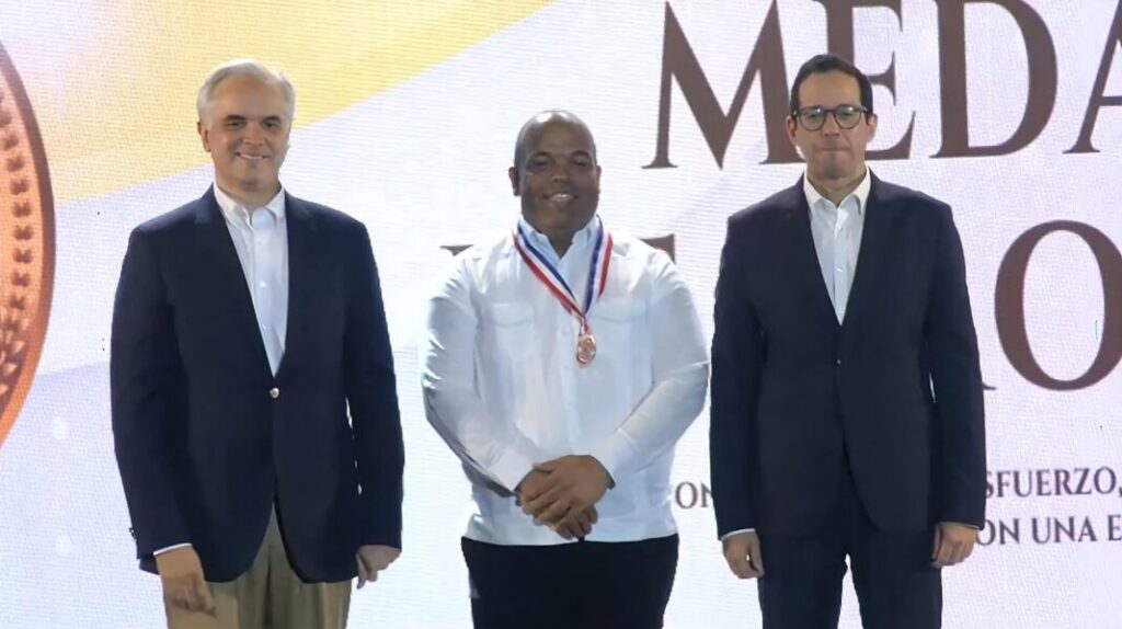 Equipo de la Regional 15 de Educación recibe Medalla de Bronce en Premio Nacional a la Calidad Educativa 2025