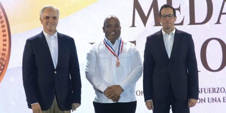 Equipo de la Regional 15 de Educación recibe Medalla de Bronce en Premio Nacional a la Calidad Educativa 2025