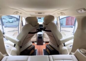 Nuevos asientos de vehículos en China que se transforman en sillas de ruedas para personas con movilidad reducida  