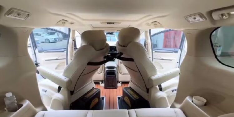 Nuevos asientos de vehículos en China que se transforman en sillas de ruedas para personas con movilidad reducida  