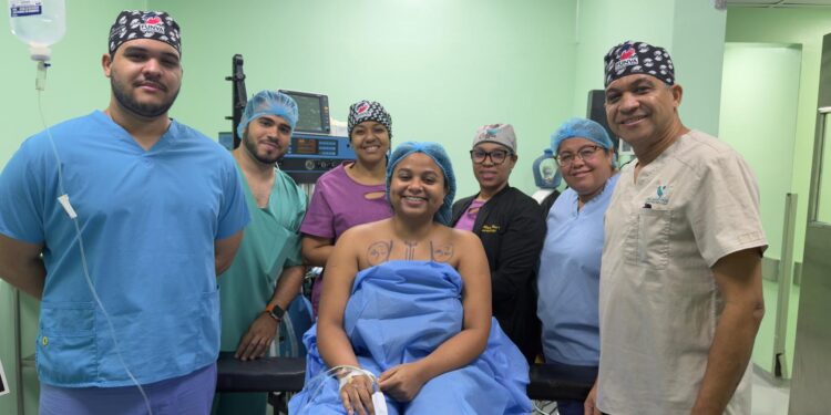 RD realiza primera cirugía de reducción mamaria por gigantomastia con cobertura del seguro