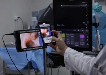 Una cirugía robótica pionera extrae un tumor al paciente sin intubar y en solo un orificio