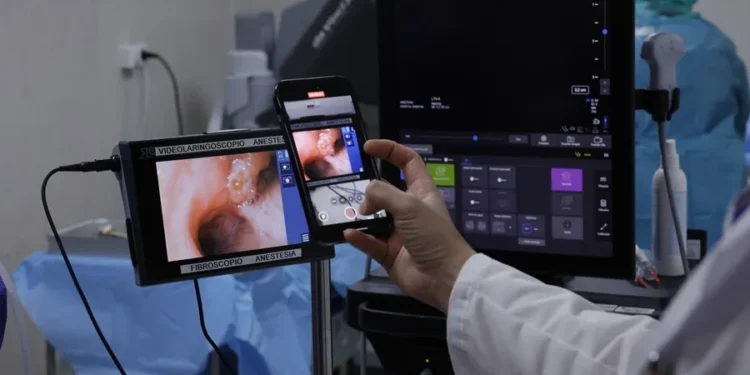 Una cirugía robótica pionera extrae un tumor al paciente sin intubar y en solo un orificio