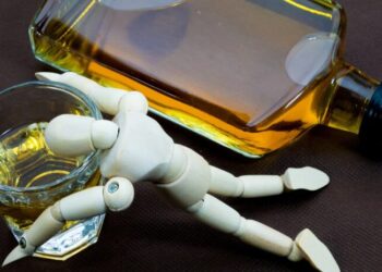 El teletrabajo dispara el consumo oculto de alcohol, advierte estudio en Reino Unido