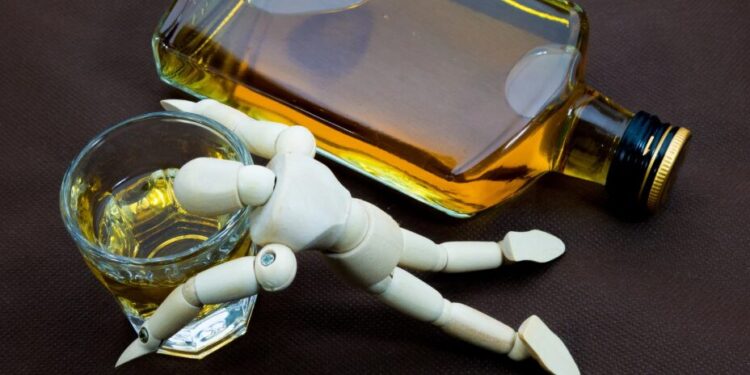 El teletrabajo dispara el consumo oculto de alcohol, advierte estudio en Reino Unido