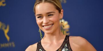 Emilia Clarke revela que se rompió una costilla en las escenas de sexo de su nueva serie