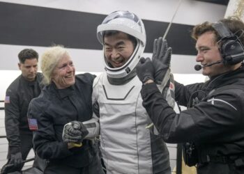 La misión Crew-11, que regresa por la enfermedad de un astronauta, ameriza con éxito en el océano